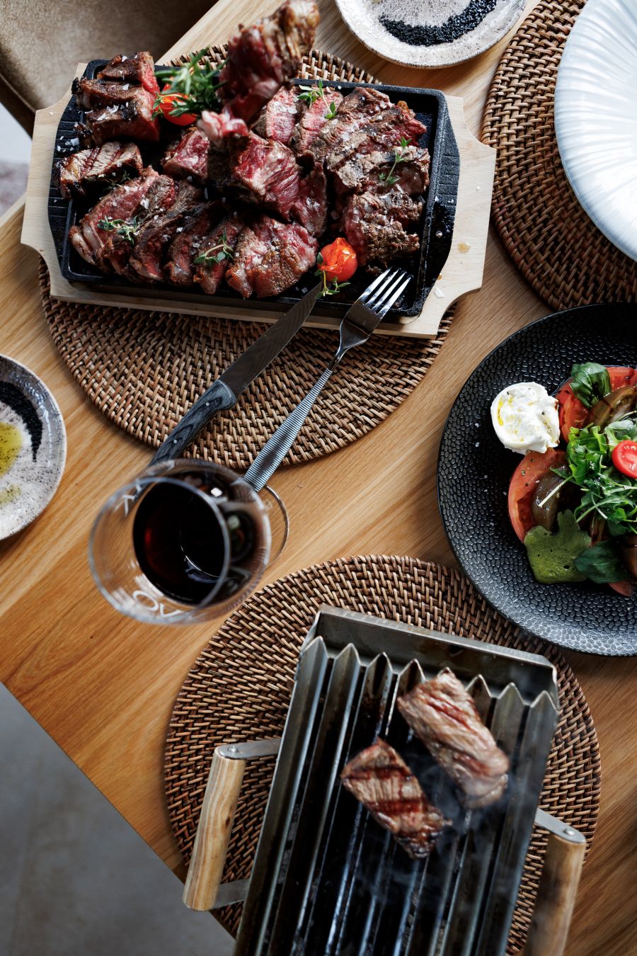 Main course, side dish & drink OR sharing menu of lamb or chateaubriand with a bottle of wine & unlimited water!
