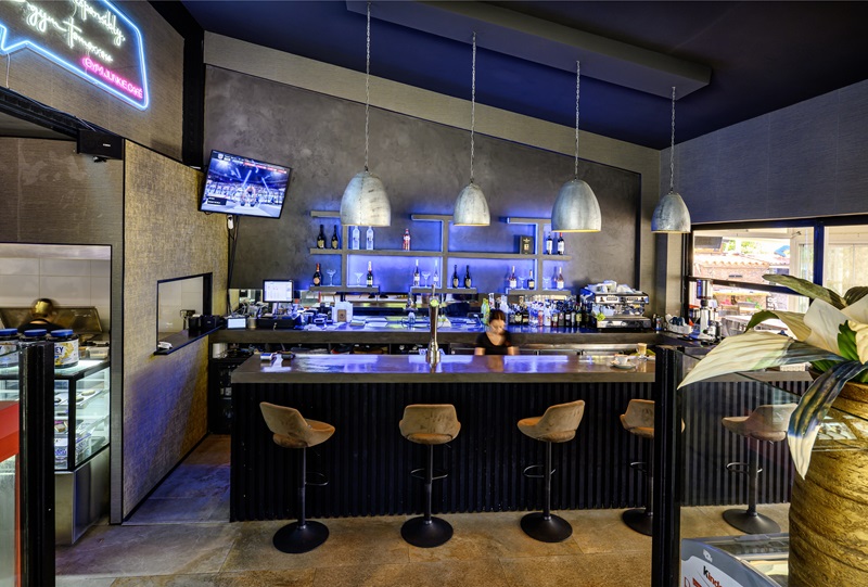 2 delicious and nutritious dishes plus a drink and unlimited water for ONLY 21€!
