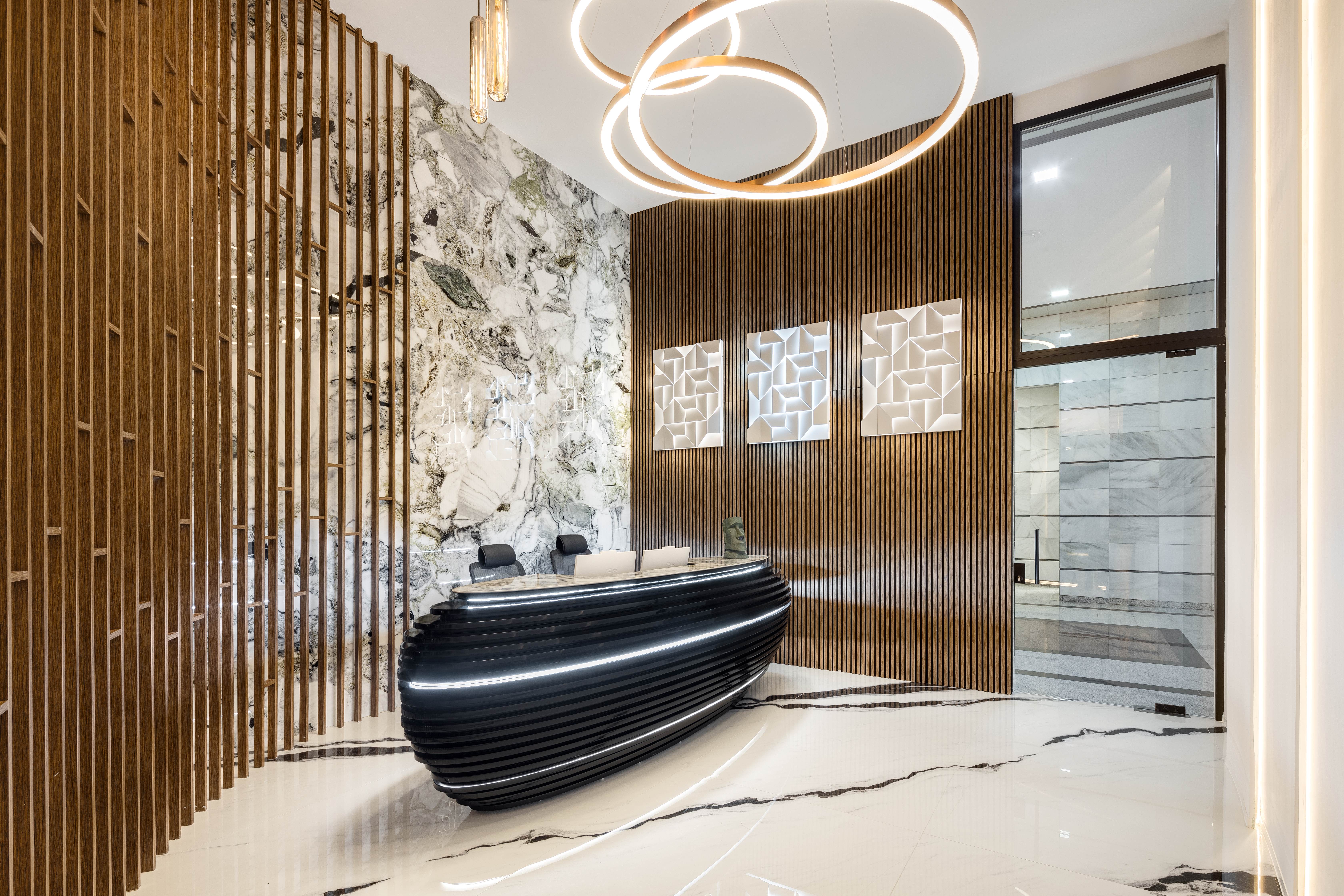 Scan, check-up and teeth whitening at the glamorous cutting-edge City Clinic!