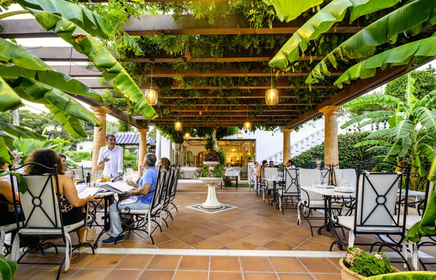A deluxe 2-course meal plus a drink for only 38€! 