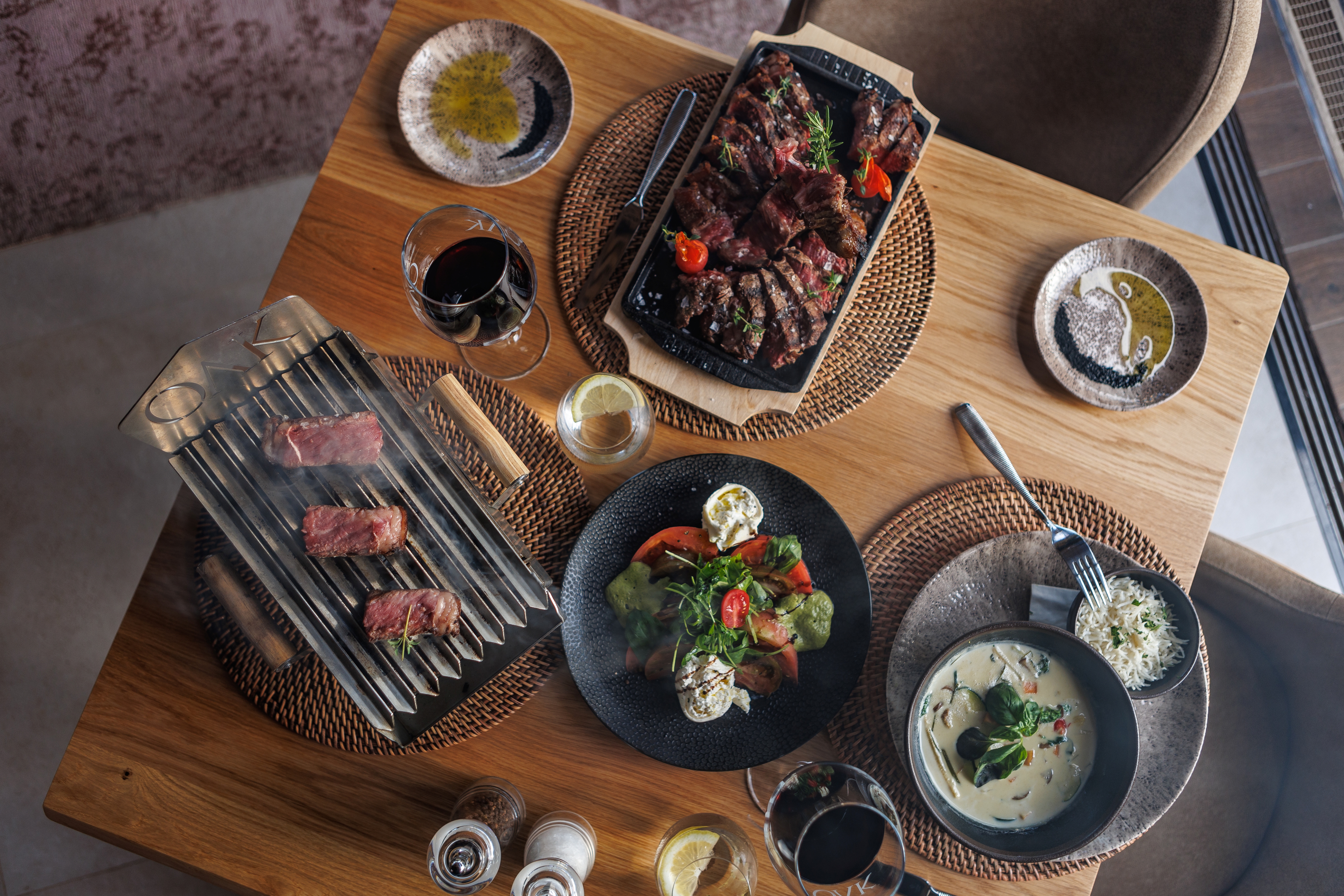 Great early bird deal at Oak Firehouse & Cocktail! Enjoy a sumptuous main course, a side dish plus a glass of house wine, beer or soft drink for just 29€ - normally 51 Euros! That's a huge saving of 43%! Available every day of the week!