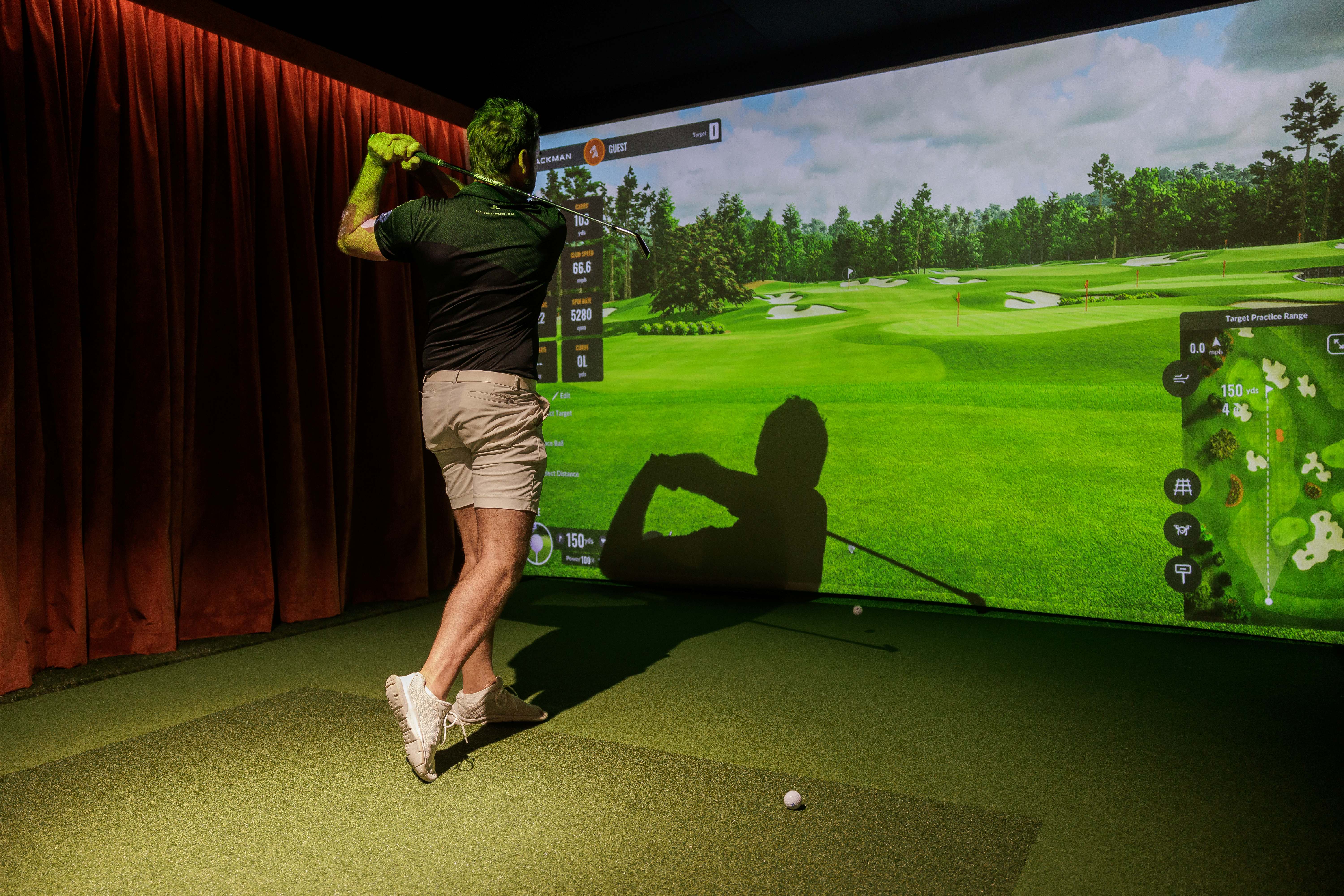 One hour on their interactive golf or multisports simulator PLUS a delicious homemade pizza and 4 beers for ONLY 35€!