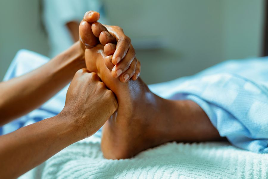 Enjoy a transformative reflexology session for ONLY 35€!