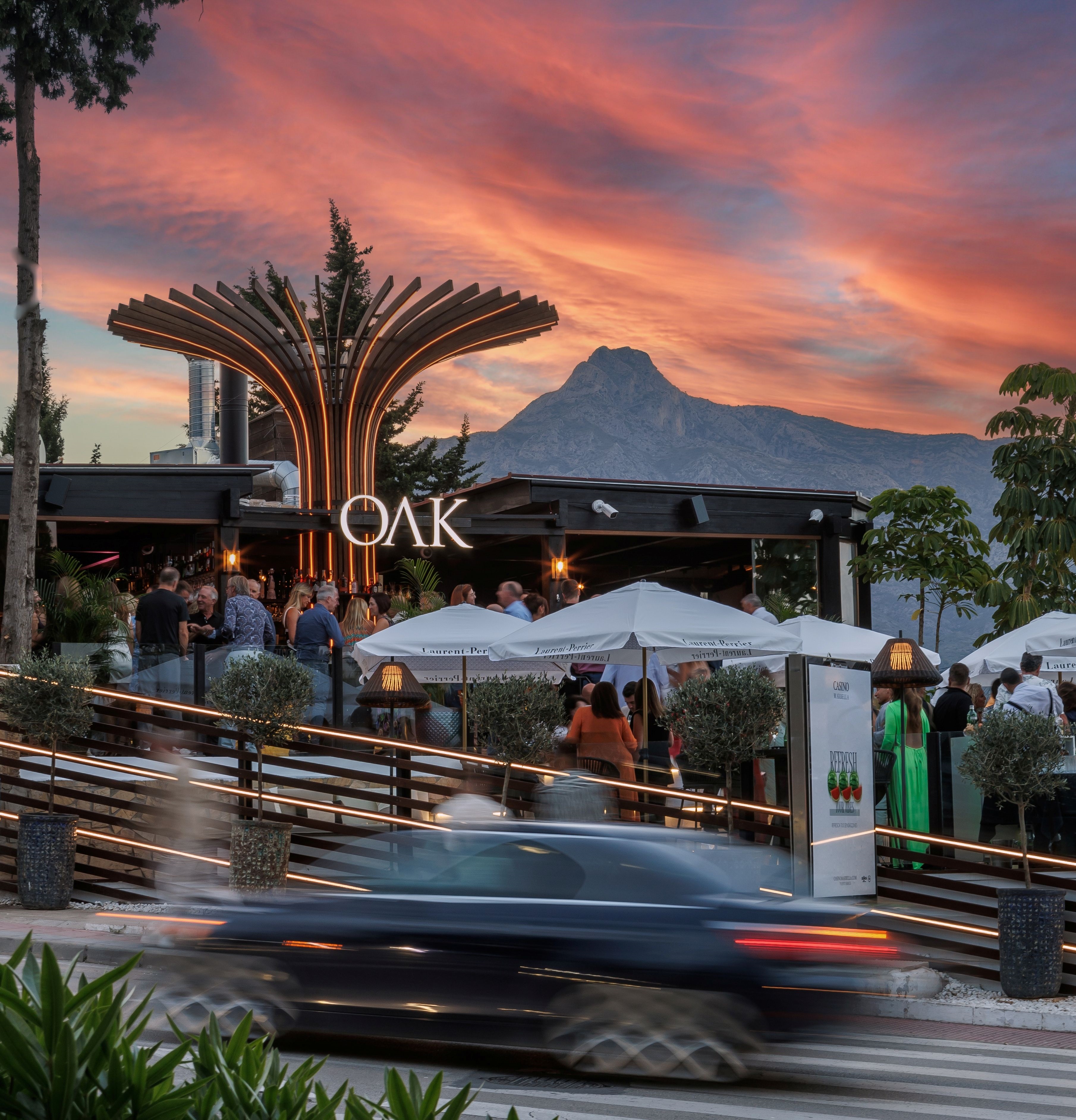 NOW HERE'S AN AMAZING NEW DEAL from the fabulous Oak Firehouse & Cocktail in Nueva Andalucía - a sister restaurant to La Sala!