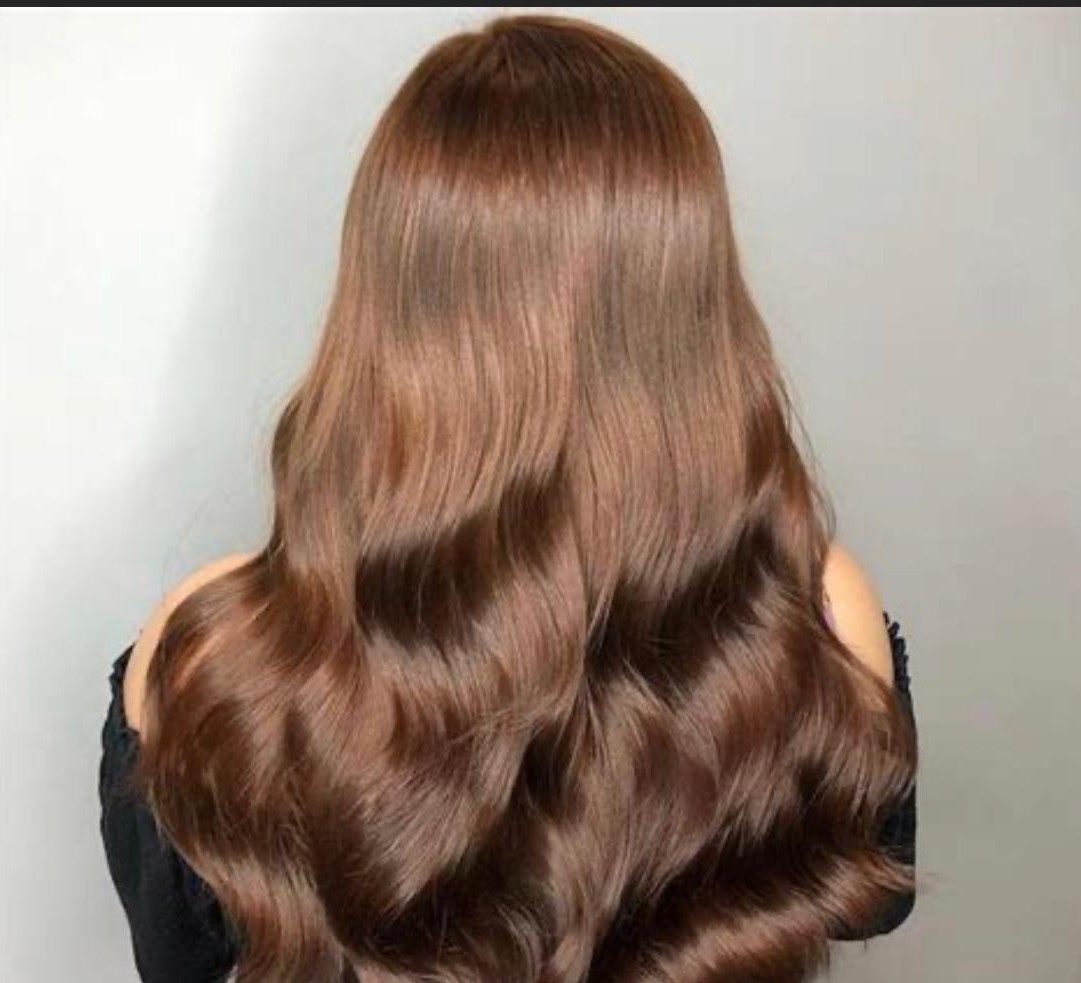A semi-permanent gloss, a moisture treatment for extra shine and nourishment, plus cut and style for ONLY 60€ (normal price 114€)! 