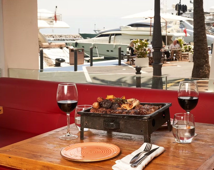 Three-course Argentinian meal for two people with a drink in the glamorous Puerto Banús marina!