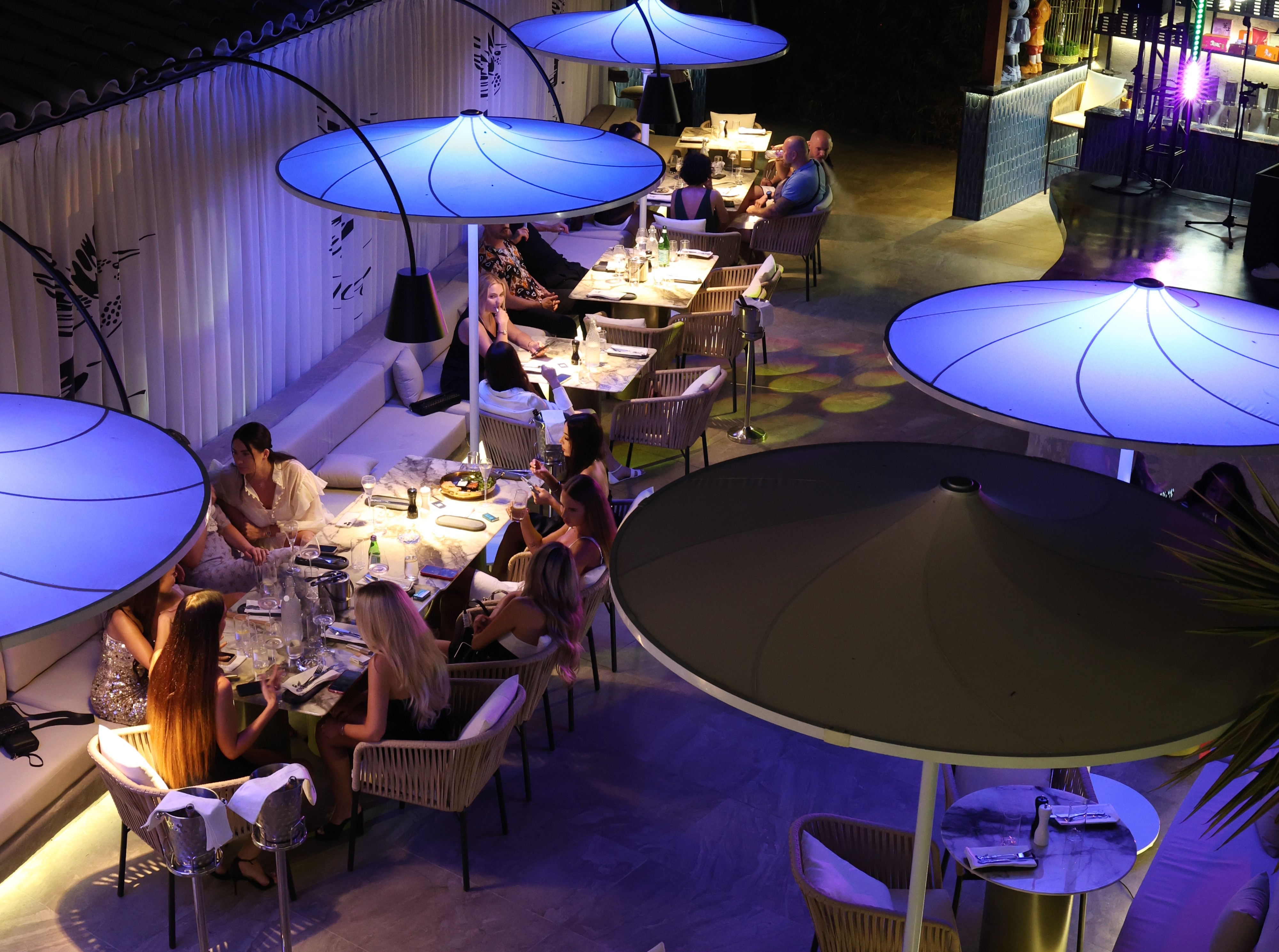 A sumptuous main course with a garden salad, plus a drink, for only 27€ in luxurious surroundings!